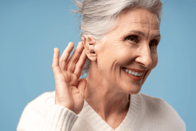 耳を澄ましている高齢女性