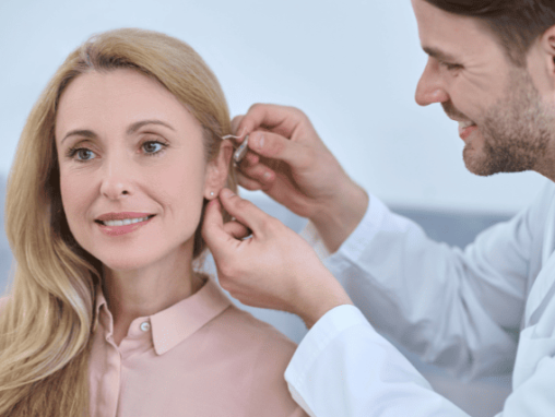 耳を診察している専門医