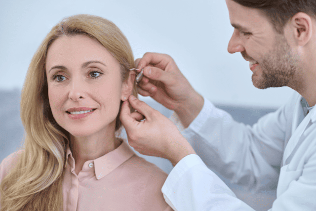 耳を診察している専門医