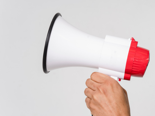 【もしかして難聴？】「声が大きい人」の原因と補聴器で解決する方法