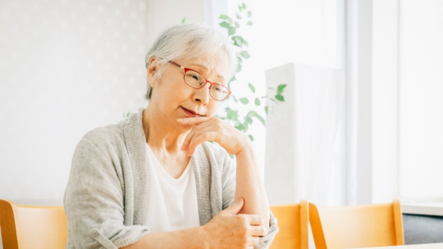 聞き間違いに悩む高齢女性
