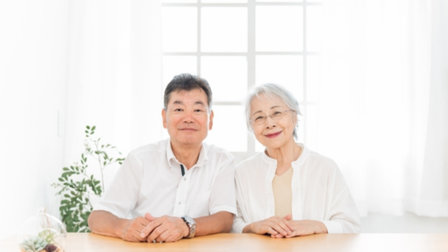 リビングで穏やかに過ごすご高齢の男女