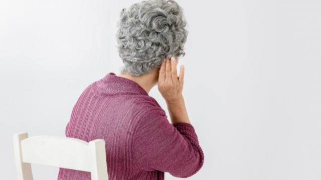 聞き返しをする高齢女性