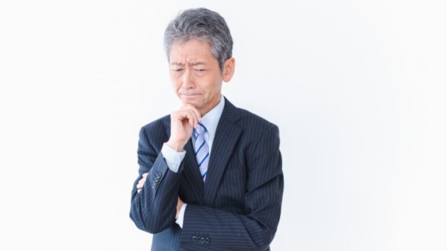 補聴器の着用を悩む男性