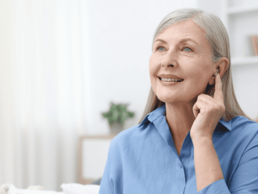 補聴器を装着する年配の女性