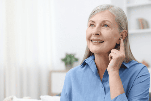 補聴器を装着する年配の女性