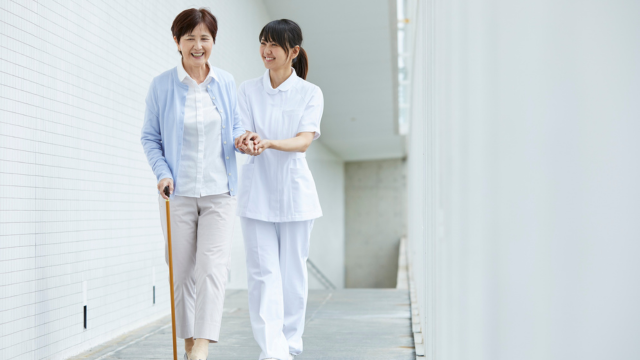 患者に寄り添う看護師の様子